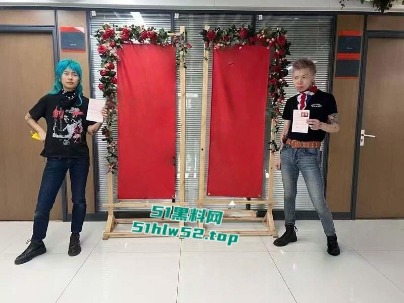 热搜的杀马特新婚夫妇【唐康】【刘雨洁】闪婚闪离,跳起来领证的快感就像高潮,满足广大网友的吃瓜! 第2张 热搜的杀马特新婚夫妇【唐康】【刘雨洁】闪婚闪离,跳起来领证的快感就像高潮,满足广大网友的吃瓜! 第2张