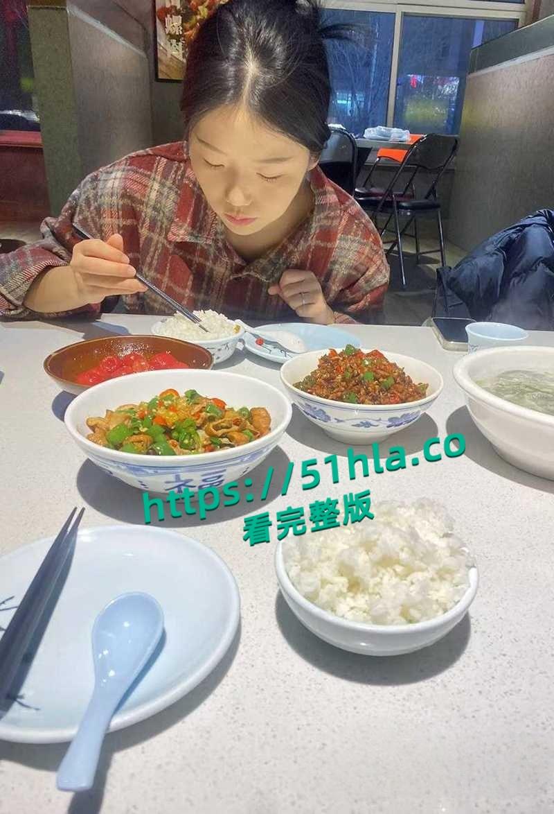 杭州清纯小仙女【张倩文】穿开档黑丝翘臀挨操，脸穴同框超级反差，稚嫩少女被男友调教成极品淫娃！  第3张