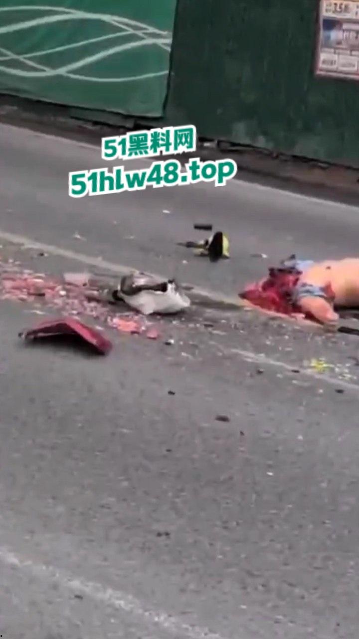 四川泸州男子拐弯超车不看路，未带头盔被重型大车压爆脑袋，当场惨变无头尸。  第1张