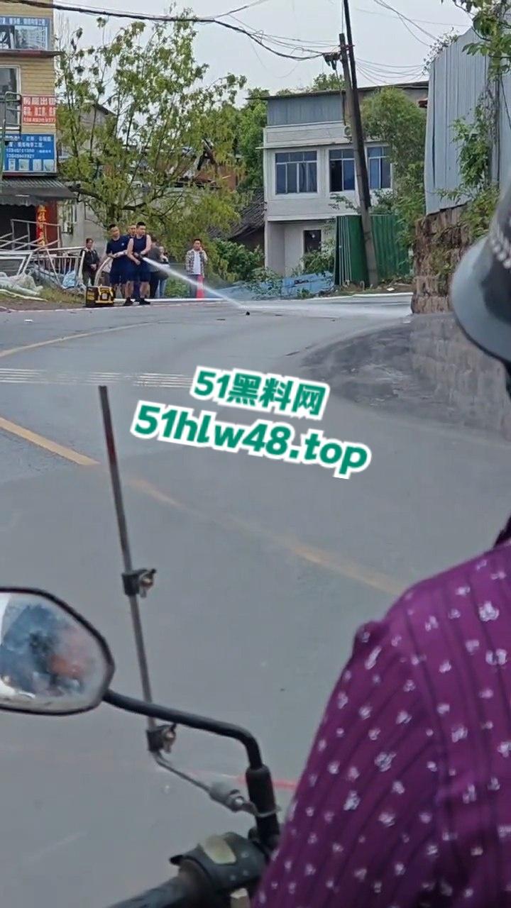 四川泸州男子拐弯超车不看路，未带头盔被重型大车压爆脑袋，当场惨变无头尸。  第3张