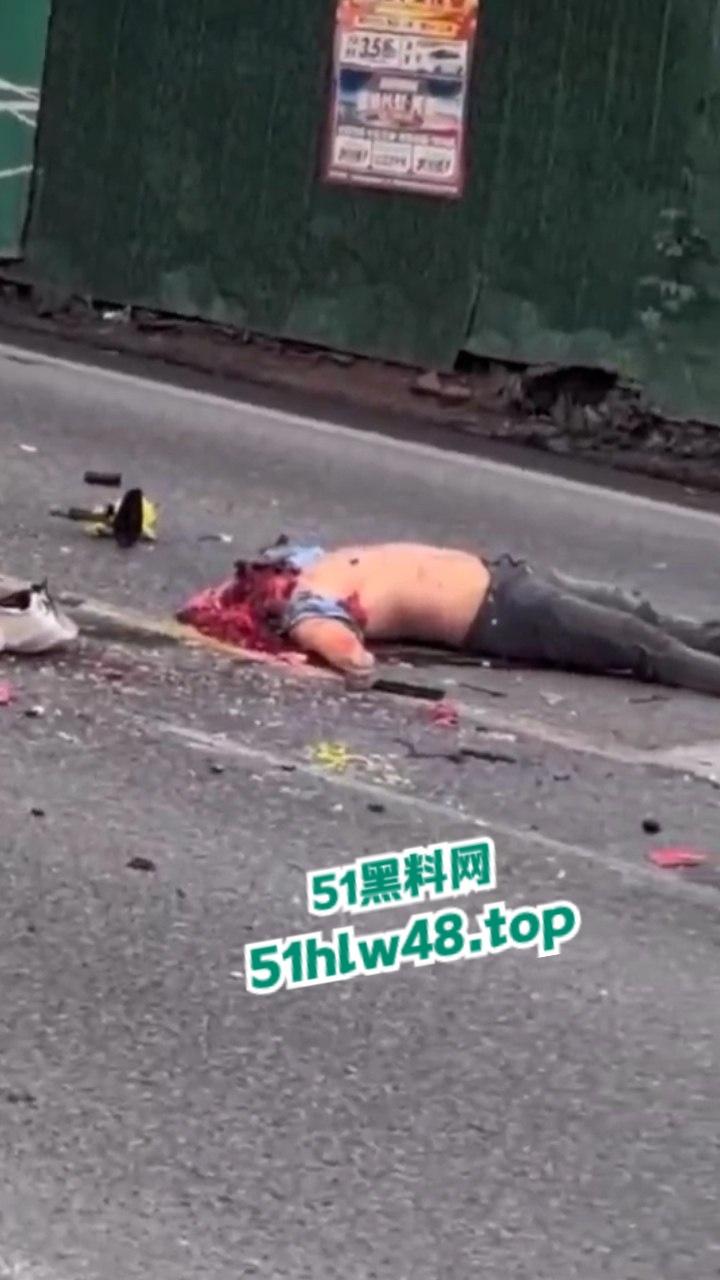 四川泸州男子拐弯超车不看路，未带头盔被重型大车压爆脑袋，当场惨变无头尸。  第4张