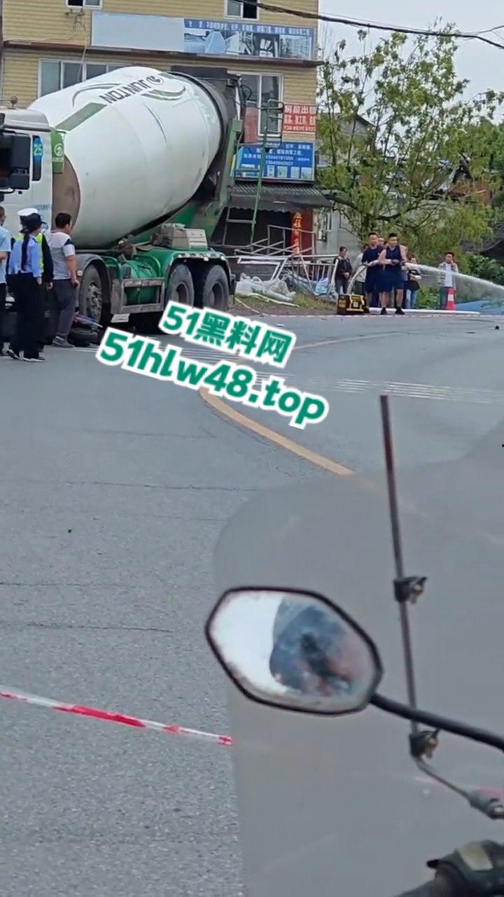 四川泸州男子拐弯超车不看路，未带头盔被重型大车压爆脑袋，当场惨变无头尸。  第5张