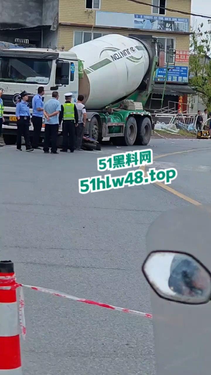 四川泸州男子拐弯超车不看路，未带头盔被重型大车压爆脑袋，当场惨变无头尸。  第6张