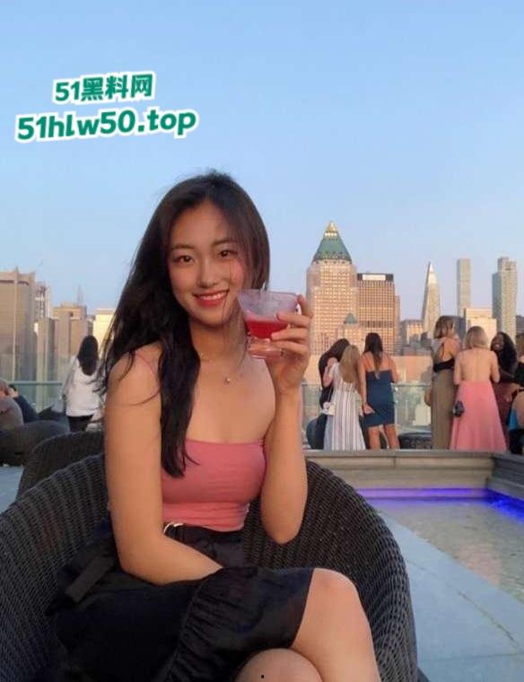 操遍了北半球小美女，亚裔留学生媚黑母狗【Cindo】国外留学期间约炮，大屌王一步到胃骚穴都玩松垮！  第2张