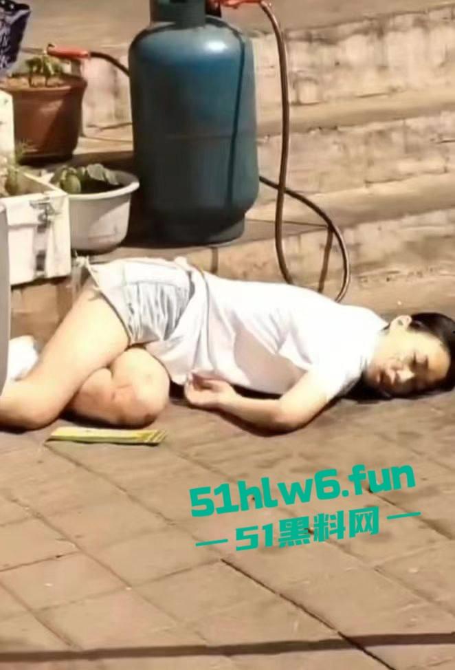 辽宁沈阳发生灭门惨案,在天山路亚明市场为争夺卖菜摊位产生冲突,男子拿猪肉刀当街杀害一家三口。 第2张 辽宁沈阳发生灭门惨案,在天山路亚明市场为争夺卖菜摊位产生冲突,男子拿猪肉刀当街杀害一家三口。 第2张