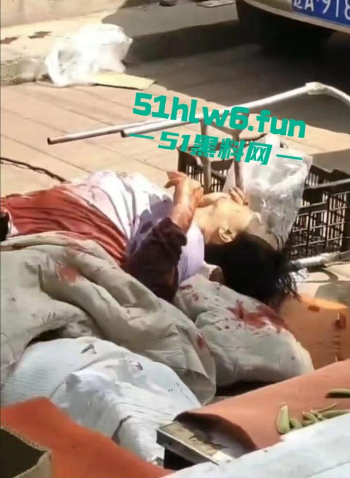 辽宁沈阳发生灭门惨案,在天山路亚明市场为争夺卖菜摊位产生冲突,男子拿猪肉刀当街杀害一家三口。 第4张 辽宁沈阳发生灭门惨案,在天山路亚明市场为争夺卖菜摊位产生冲突,男子拿猪肉刀当街杀害一家三口。 第4张