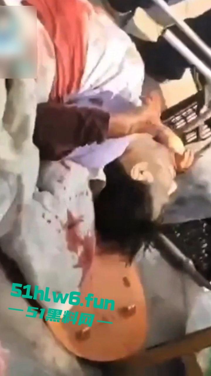 辽宁沈阳发生灭门惨案,在天山路亚明市场为争夺卖菜摊位产生冲突,男子拿猪肉刀当街杀害一家三口。 第6张 辽宁沈阳发生灭门惨案,在天山路亚明市场为争夺卖菜摊位产生冲突,男子拿猪肉刀当街杀害一家三口。 第6张