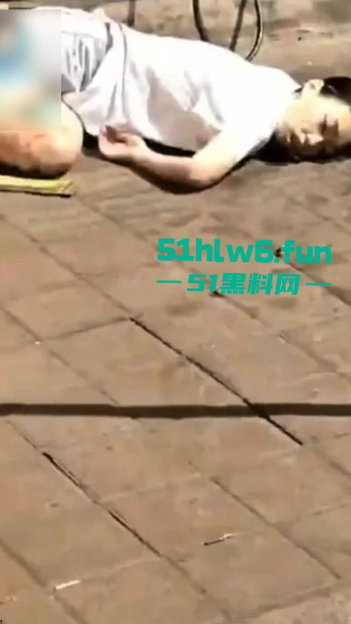 辽宁沈阳发生灭门惨案,在天山路亚明市场为争夺卖菜摊位产生冲突,男子拿猪肉刀当街杀害一家三口。 第7张 辽宁沈阳发生灭门惨案,在天山路亚明市场为争夺卖菜摊位产生冲突,男子拿猪肉刀当街杀害一家三口。 第7张