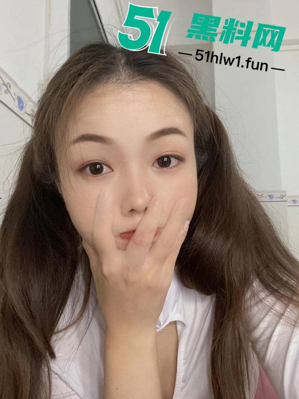 辽宁抚顺骚货淫妻【李宇】背着老公在外偷腥贴纸下母狗形象和炮友激情1分20秒视频流出。  第3张