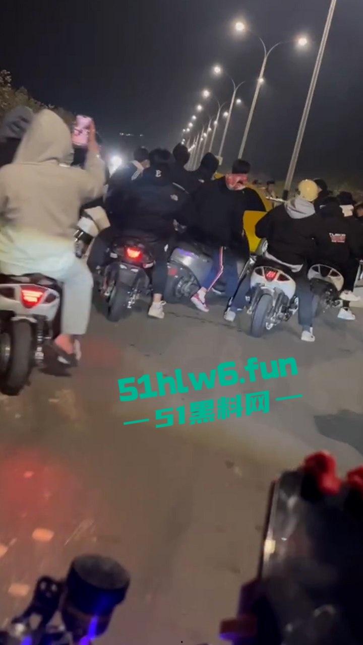 广东江门市电摩排位赛车祸，精神小伙深夜载人高速撞车，2男1女当场归西！  第5张