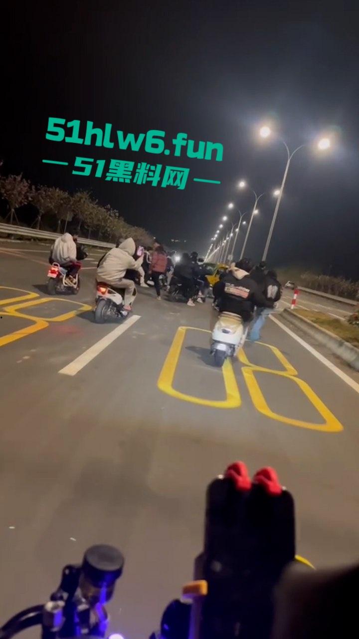 广东江门市电摩排位赛车祸，精神小伙深夜载人高速撞车，2男1女当场归西！  第6张