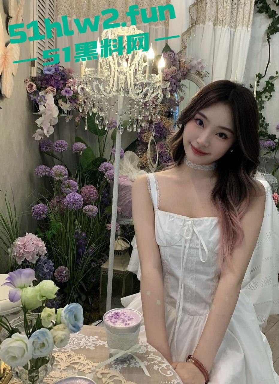 高颜值长腿学生妹，为了钱下海做伴游成金主大叔包养的金丝雀，白天仙气飘飘晚上变身母狗，忘我吃鸡骚气四溢。  第2张