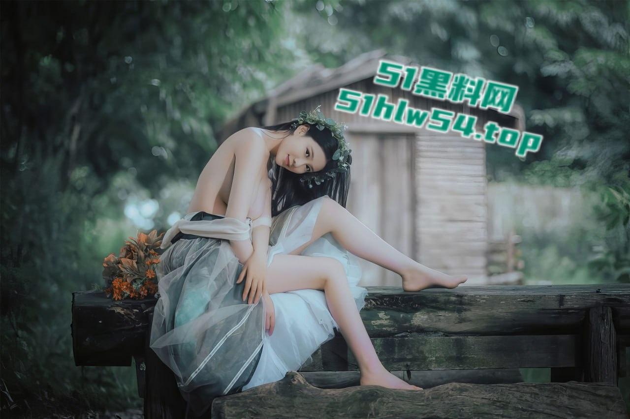 职业高端美模【年年】最新写真流出，双马尾情趣体操服勾勒完美曲线，大白巨乳诱惑到炸裂！  第4张