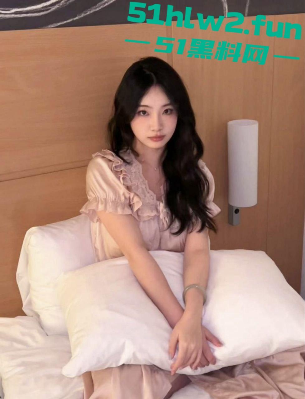 高颜值长腿学生妹，为了钱下海做伴游成金主大叔包养的金丝雀，白天仙气飘飘晚上变身母狗，忘我吃鸡骚气四溢。  第3张