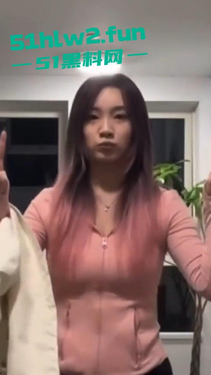 高颜值长腿学生妹，为了钱下海做伴游成金主大叔包养的金丝雀，白天仙气飘飘晚上变身母狗，忘我吃鸡骚气四溢。  第8张