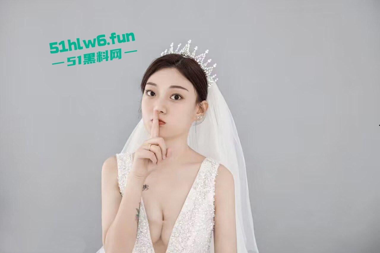 山东大学【陈露】性爱视频遭渣男分手曝光，清纯玉女在浓郁的阴毛下抠逼舔鸡反差十足。  第1张