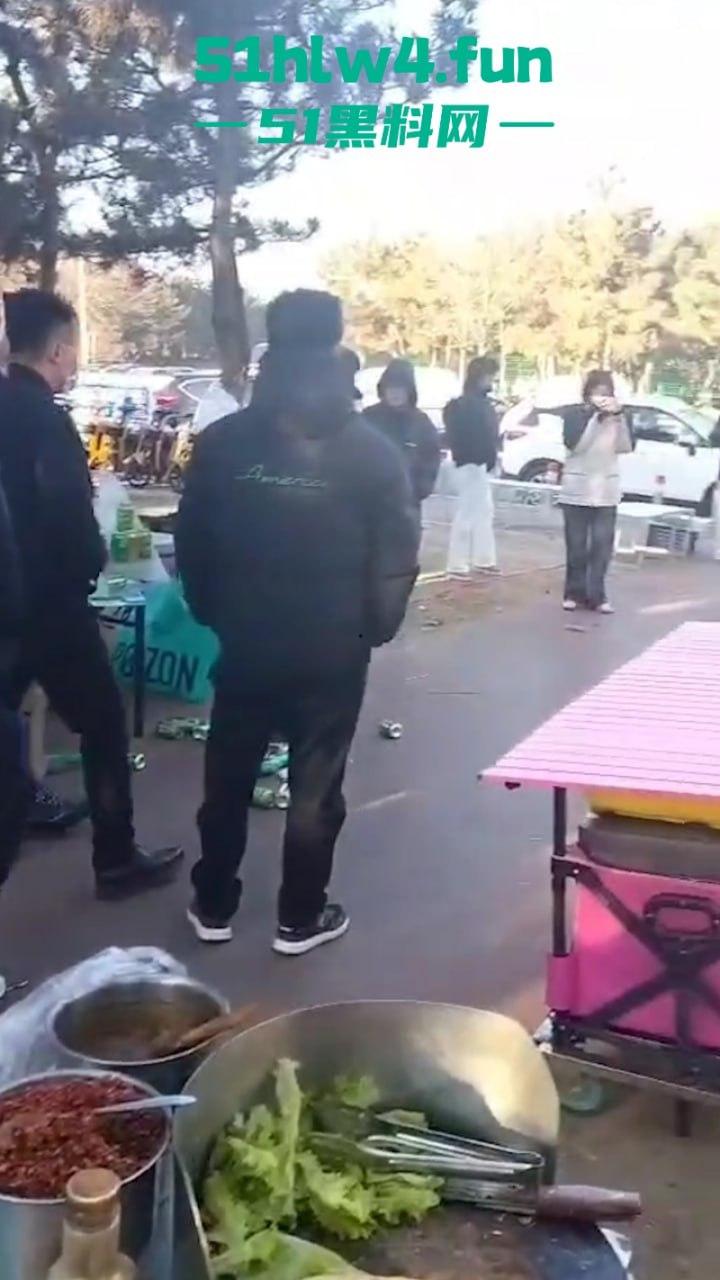 平民夫妻俩于日照航海工程职业学院门口摆摊,不明人物掀摊找事现场视频,实在可恶! 第1张 平民夫妻俩于日照航海工程职业学院门口摆摊,不明人物掀摊找事现场视频,实在可恶! 第1张