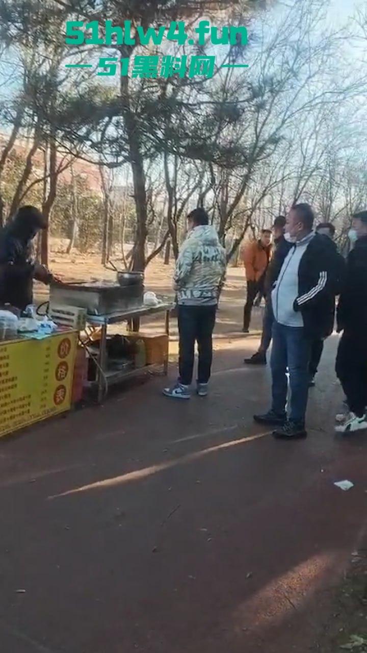 平民夫妻俩于日照航海工程职业学院门口摆摊,不明人物掀摊找事现场视频,实在可恶! 第2张 平民夫妻俩于日照航海工程职业学院门口摆摊,不明人物掀摊找事现场视频,实在可恶! 第2张