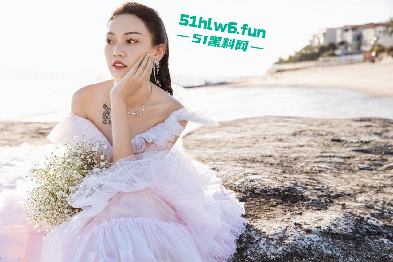 山东大学【陈露】性爱视频遭渣男分手曝光，清纯玉女在浓郁的阴毛下抠逼舔鸡反差十足。  第6张