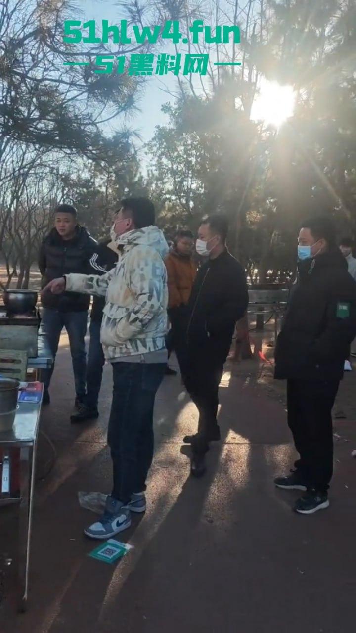 平民夫妻俩于日照航海工程职业学院门口摆摊,不明人物掀摊找事现场视频,实在可恶! 第3张 平民夫妻俩于日照航海工程职业学院门口摆摊,不明人物掀摊找事现场视频,实在可恶! 第3张