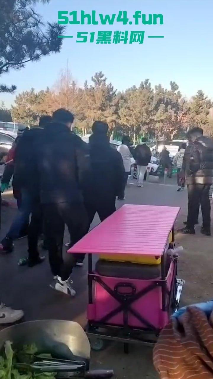 平民夫妻俩于日照航海工程职业学院门口摆摊,不明人物掀摊找事现场视频,实在可恶! 第4张 平民夫妻俩于日照航海工程职业学院门口摆摊,不明人物掀摊找事现场视频,实在可恶! 第4张