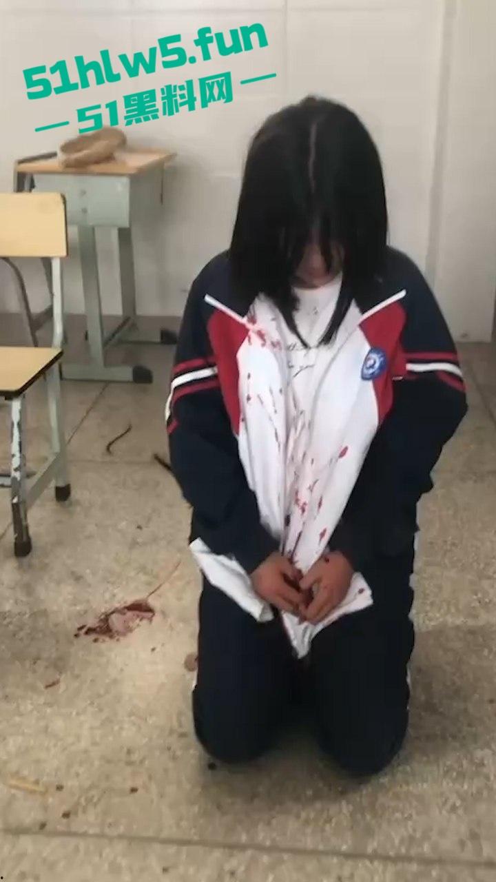 广西南宁又现渣女校园覇凌，木棍打头致出血场面暴力令人发指，现场霸凌视频曝光。  第2张