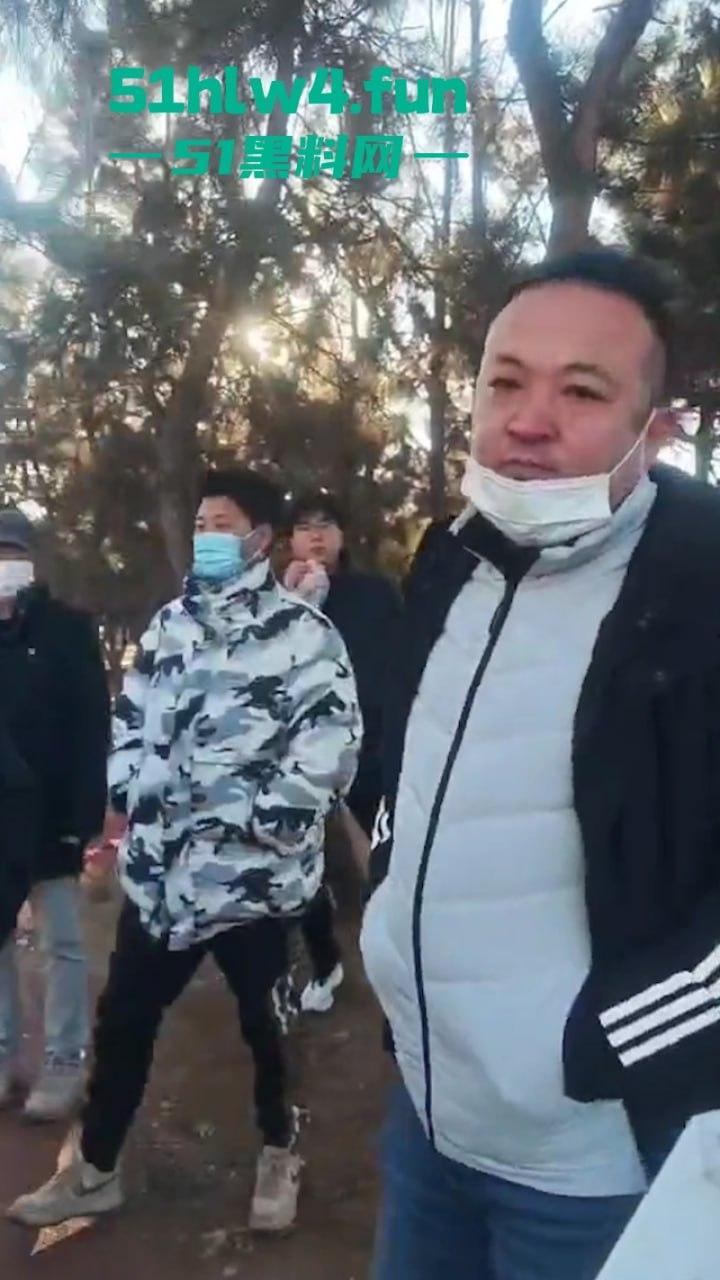 平民夫妻俩于日照航海工程职业学院门口摆摊,不明人物掀摊找事现场视频,实在可恶! 第5张 平民夫妻俩于日照航海工程职业学院门口摆摊,不明人物掀摊找事现场视频,实在可恶! 第5张