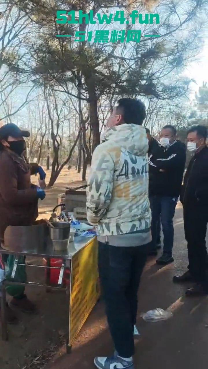 平民夫妻俩于日照航海工程职业学院门口摆摊,不明人物掀摊找事现场视频,实在可恶! 第6张 平民夫妻俩于日照航海工程职业学院门口摆摊,不明人物掀摊找事现场视频,实在可恶! 第6张