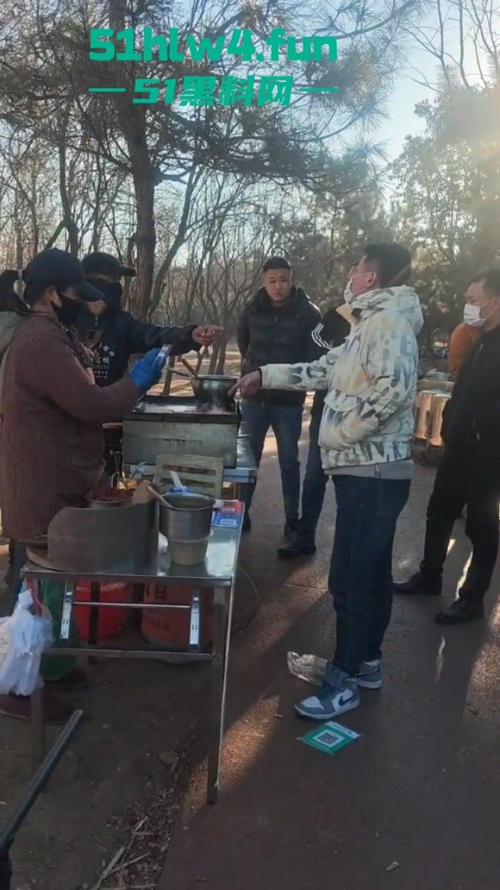 平民夫妻俩于日照航海工程职业学院门口摆摊,不明人物掀摊找事现场视频,实在可恶! 第7张 平民夫妻俩于日照航海工程职业学院门口摆摊,不明人物掀摊找事现场视频,实在可恶! 第7张