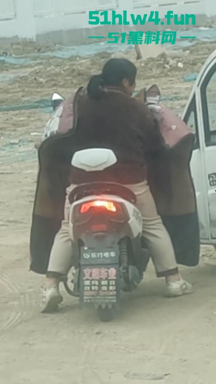 户外老头乐车震偷拍!50岁卖淫大娘拉着大爷激情野战,还得是你大爷啊这风流程度丝毫不减当年! 第3张 户外老头乐车震偷拍!50岁卖淫大娘拉着大爷激情野战,还得是你大爷啊这风流程度丝毫不减当年! 第3张