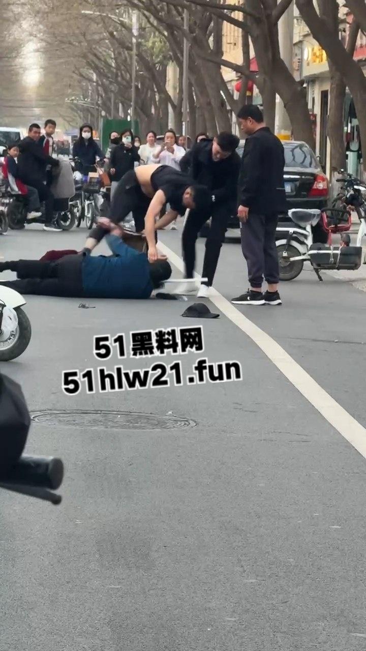 当兵16年后回家先放倒爹妈,河北鸡泽男子为跟小三淫混暴打自己亲生父母,警察面前还放不下拳头。 第1张 当兵16年后回家先放倒爹妈,河北鸡泽男子为跟小三淫混暴打自己亲生父母,警察面前还放不下拳头。 第1张