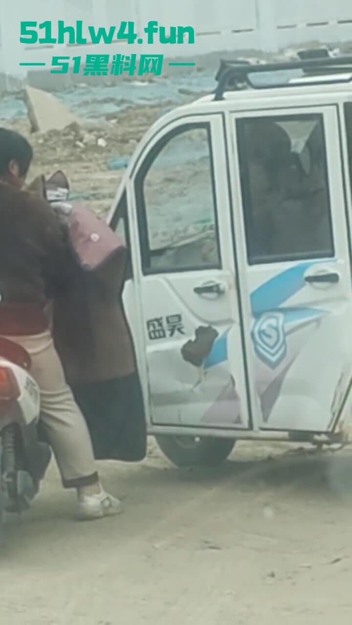 户外老头乐车震偷拍!50岁卖淫大娘拉着大爷激情野战,还得是你大爷啊这风流程度丝毫不减当年! 第4张 户外老头乐车震偷拍!50岁卖淫大娘拉着大爷激情野战,还得是你大爷啊这风流程度丝毫不减当年! 第4张