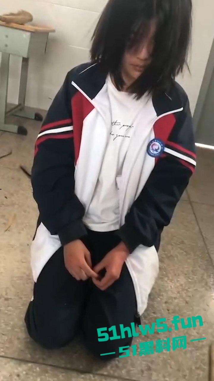 广西南宁又现渣女校园覇凌，木棍打头致出血场面暴力令人发指，现场霸凌视频曝光。  第5张