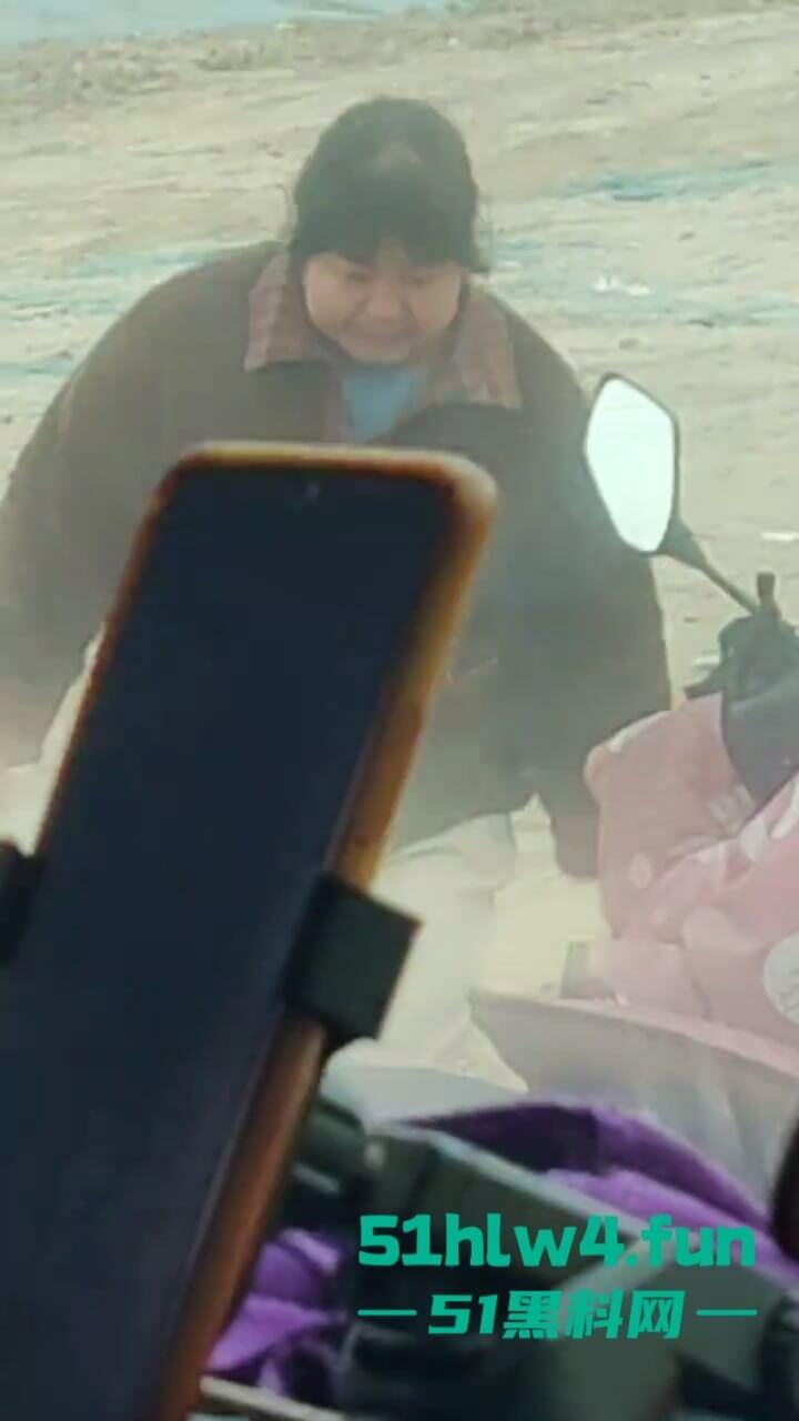 户外老头乐车震偷拍!50岁卖淫大娘拉着大爷激情野战,还得是你大爷啊这风流程度丝毫不减当年! 第5张 户外老头乐车震偷拍!50岁卖淫大娘拉着大爷激情野战,还得是你大爷啊这风流程度丝毫不减当年! 第5张