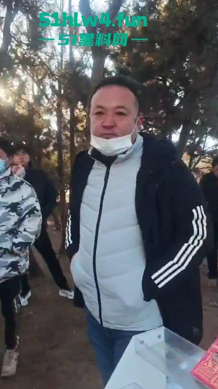 平民夫妻俩于日照航海工程职业学院门口摆摊,不明人物掀摊找事现场视频,实在可恶! 第8张 平民夫妻俩于日照航海工程职业学院门口摆摊,不明人物掀摊找事现场视频,实在可恶! 第8张