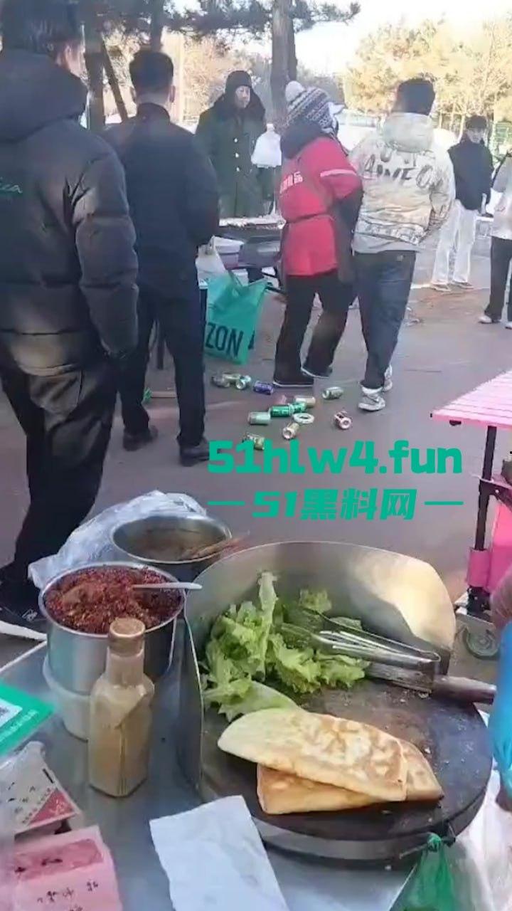 平民夫妻俩于日照航海工程职业学院门口摆摊,不明人物掀摊找事现场视频,实在可恶! 第9张 平民夫妻俩于日照航海工程职业学院门口摆摊,不明人物掀摊找事现场视频,实在可恶! 第9张