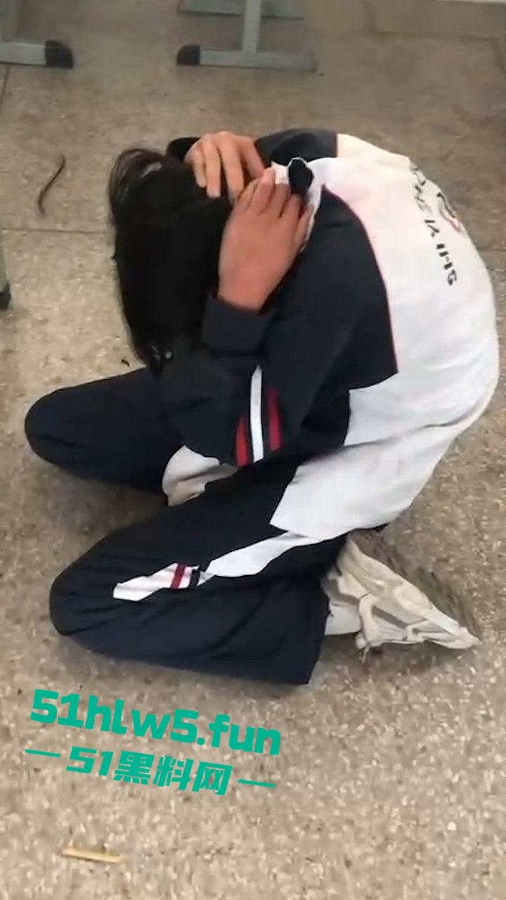 广西南宁又现渣女校园覇凌，木棍打头致出血场面暴力令人发指，现场霸凌视频曝光。  第6张