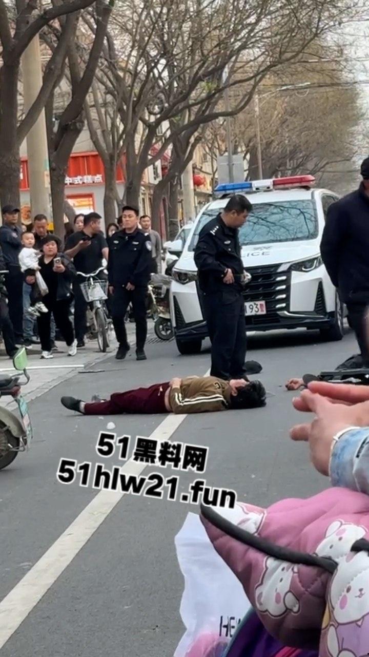 当兵16年后回家先放倒爹妈,河北鸡泽男子为跟小三淫混暴打自己亲生父母,警察面前还放不下拳头。 第3张 当兵16年后回家先放倒爹妈,河北鸡泽男子为跟小三淫混暴打自己亲生父母,警察面前还放不下拳头。 第3张