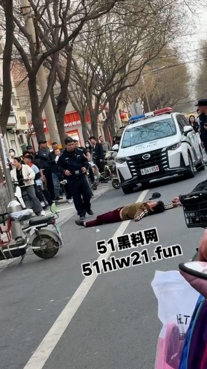 当兵16年后回家先放倒爹妈,河北鸡泽男子为跟小三淫混暴打自己亲生父母,警察面前还放不下拳头。 第4张 当兵16年后回家先放倒爹妈,河北鸡泽男子为跟小三淫混暴打自己亲生父母,警察面前还放不下拳头。 第4张