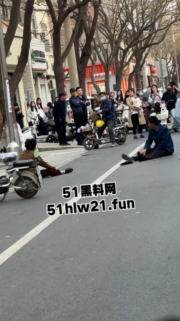 当兵16年后回家先放倒爹妈,河北鸡泽男子为跟小三淫混暴打自己亲生父母,警察面前还放不下拳头。 第6张 当兵16年后回家先放倒爹妈,河北鸡泽男子为跟小三淫混暴打自己亲生父母,警察面前还放不下拳头。 第6张