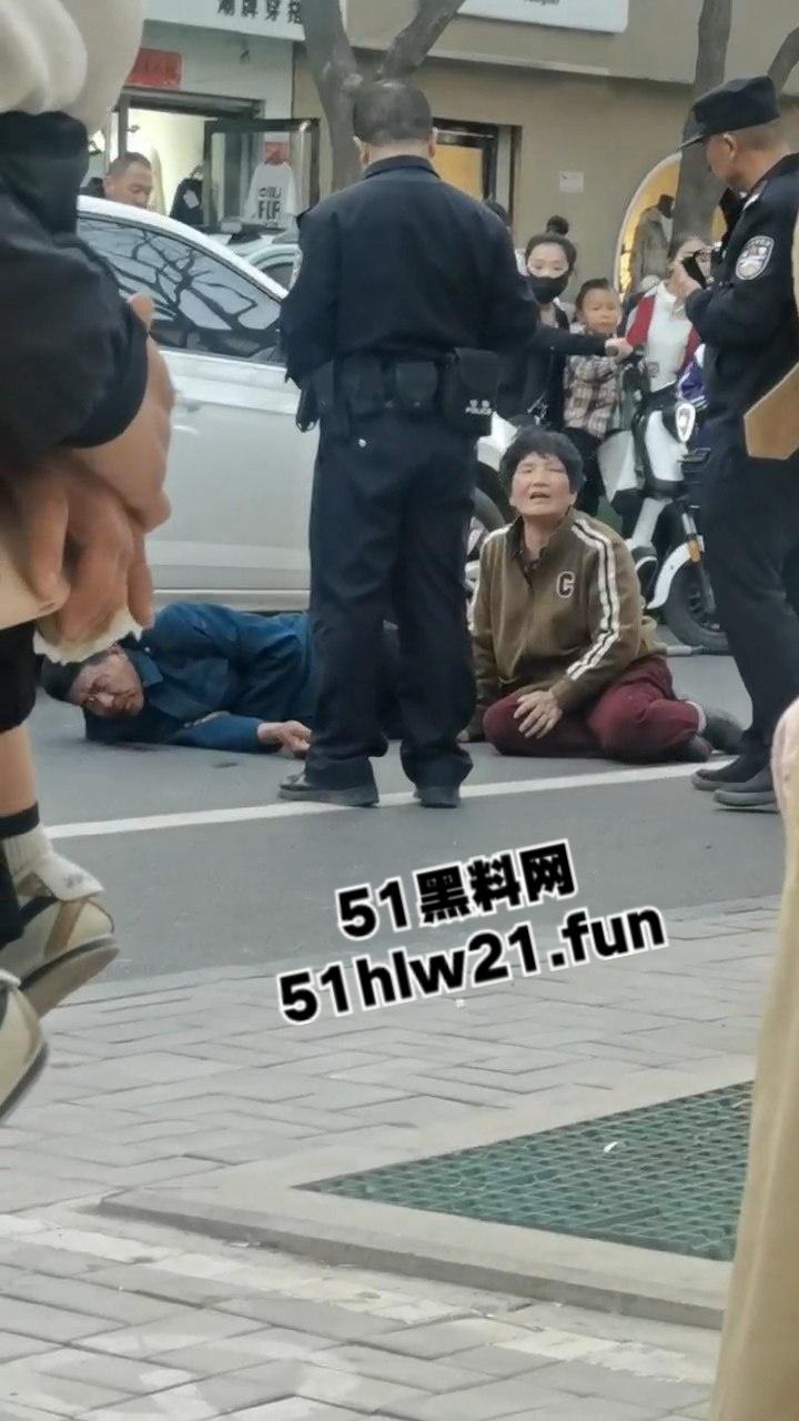 当兵16年后回家先放倒爹妈,河北鸡泽男子为跟小三淫混暴打自己亲生父母,警察面前还放不下拳头。 第7张 当兵16年后回家先放倒爹妈,河北鸡泽男子为跟小三淫混暴打自己亲生父母,警察面前还放不下拳头。 第7张