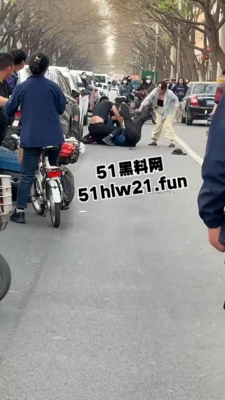 当兵16年后回家先放倒爹妈,河北鸡泽男子为跟小三淫混暴打自己亲生父母,警察面前还放不下拳头。 第9张 当兵16年后回家先放倒爹妈,河北鸡泽男子为跟小三淫混暴打自己亲生父母,警察面前还放不下拳头。 第9张