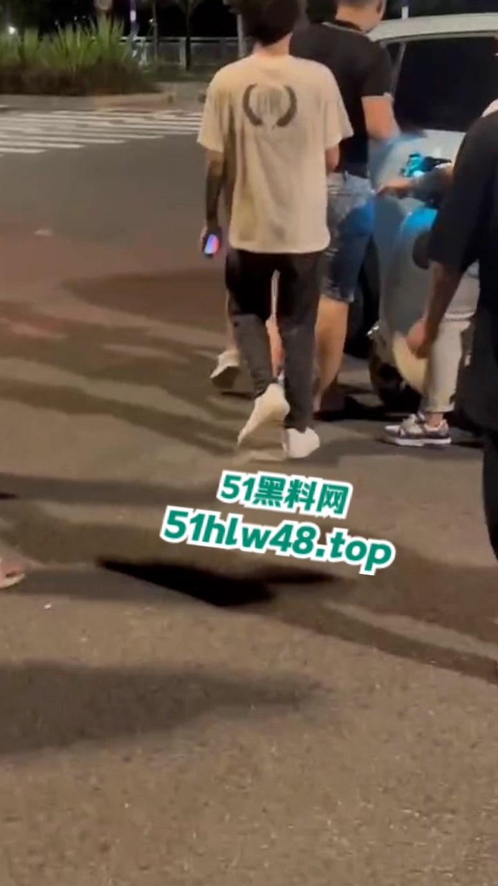 无业小哥偷车当场被抓,惨遭无影脚狂踹被逼互扇耳光,场面炸裂又酸爽。 第1张 无业小哥偷车当场被抓,惨遭无影脚狂踹被逼互扇耳光,场面炸裂又酸爽。 第1张