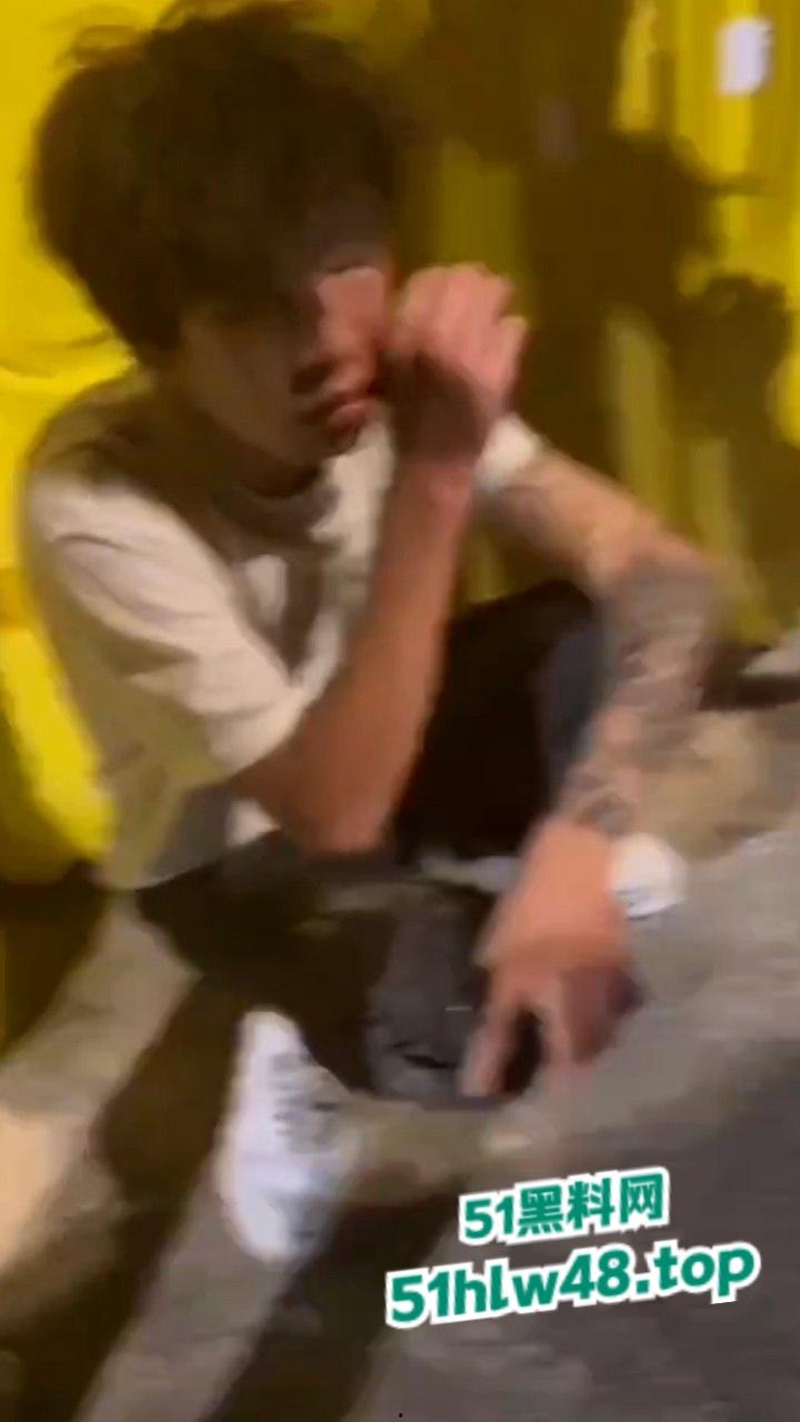无业小哥偷车当场被抓,惨遭无影脚狂踹被逼互扇耳光,场面炸裂又酸爽。 第2张 无业小哥偷车当场被抓,惨遭无影脚狂踹被逼互扇耳光,场面炸裂又酸爽。 第2张