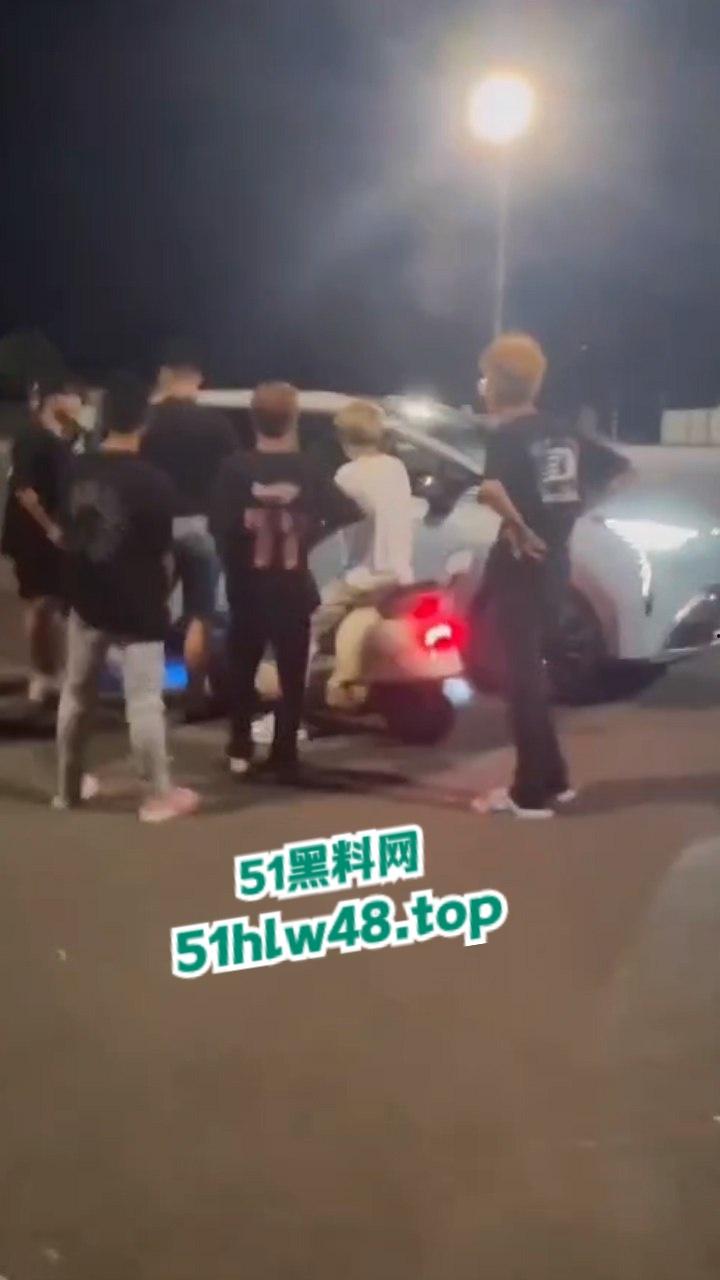 无业小哥偷车当场被抓,惨遭无影脚狂踹被逼互扇耳光,场面炸裂又酸爽。 第4张 无业小哥偷车当场被抓,惨遭无影脚狂踹被逼互扇耳光,场面炸裂又酸爽。 第4张