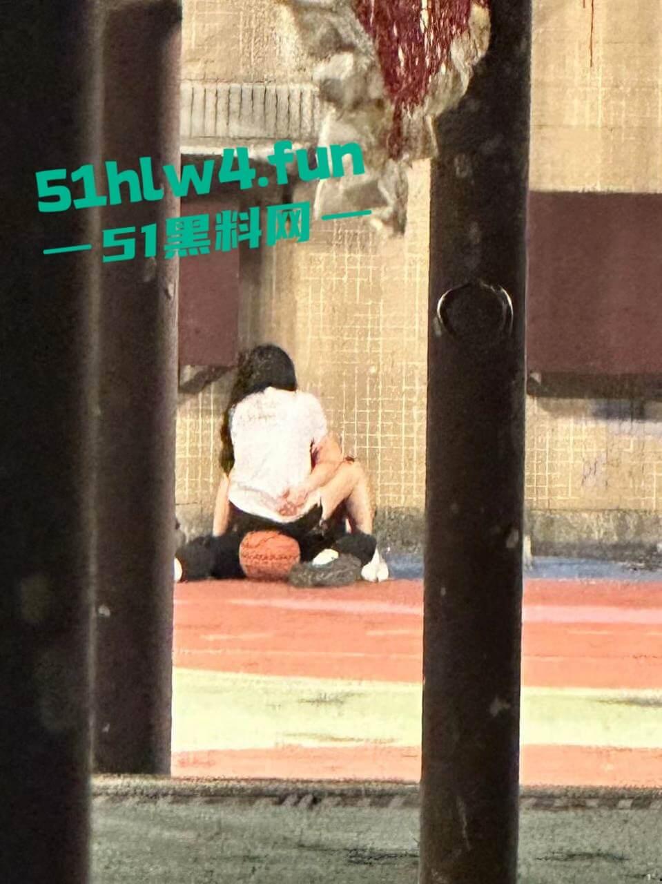 偷拍下篮球场的秘密,一对情侣周围四下无人竟然户外激情做爱,青春的激情与无畏。 第1张 偷拍下篮球场的秘密,一对情侣周围四下无人竟然户外激情做爱,青春的激情与无畏。 第1张