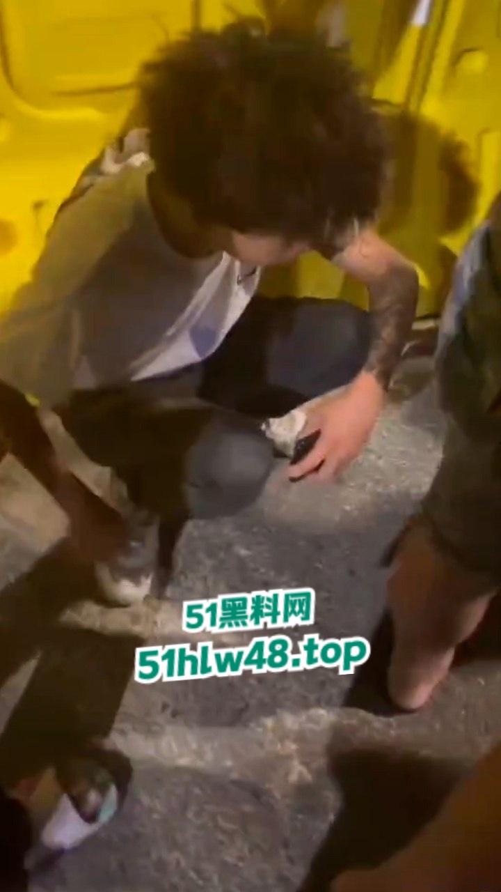 无业小哥偷车当场被抓,惨遭无影脚狂踹被逼互扇耳光,场面炸裂又酸爽。 第6张 无业小哥偷车当场被抓,惨遭无影脚狂踹被逼互扇耳光,场面炸裂又酸爽。 第6张