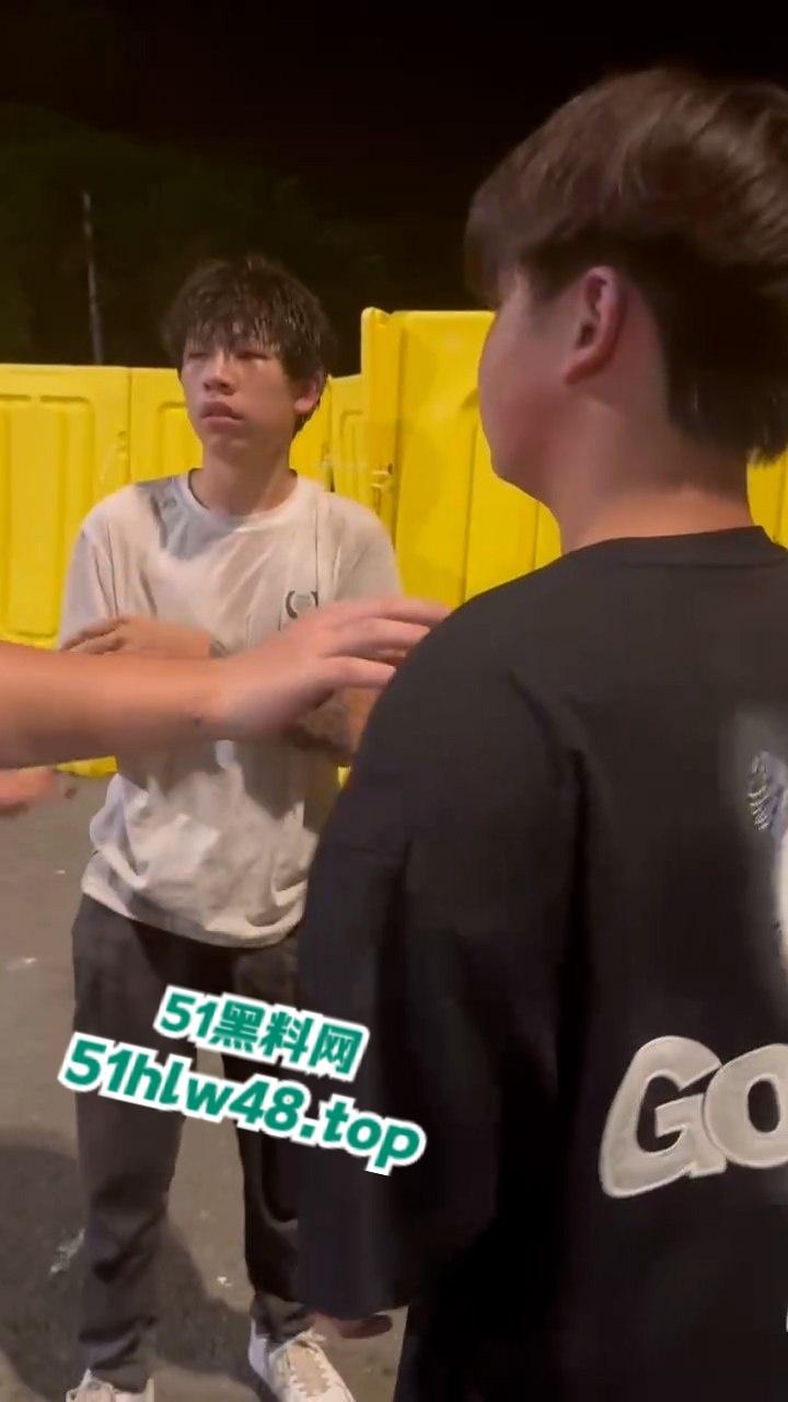 无业小哥偷车当场被抓,惨遭无影脚狂踹被逼互扇耳光,场面炸裂又酸爽。 第7张 无业小哥偷车当场被抓,惨遭无影脚狂踹被逼互扇耳光,场面炸裂又酸爽。 第7张