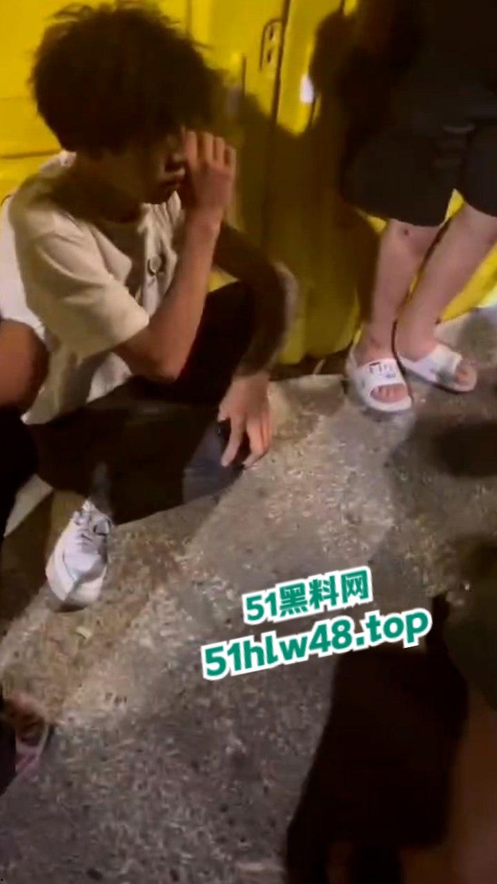 无业小哥偷车当场被抓,惨遭无影脚狂踹被逼互扇耳光,场面炸裂又酸爽。 第8张 无业小哥偷车当场被抓,惨遭无影脚狂踹被逼互扇耳光,场面炸裂又酸爽。 第8张