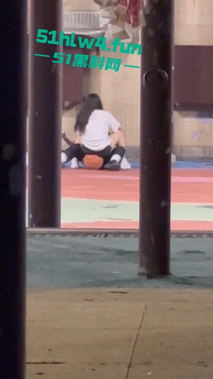 偷拍下篮球场的秘密,一对情侣周围四下无人竟然户外激情做爱,青春的激情与无畏。 第2张 偷拍下篮球场的秘密,一对情侣周围四下无人竟然户外激情做爱,青春的激情与无畏。 第2张